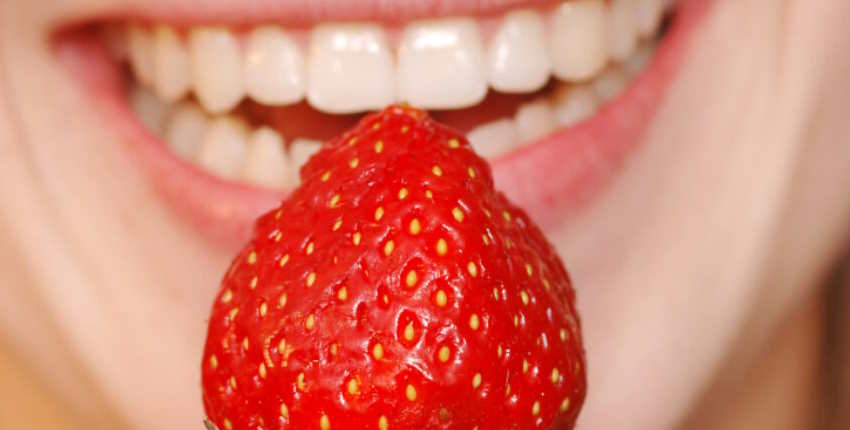A Bright Smile Awaits: Use Baking Soda and Strawberry Paste for Brighter Teeth
