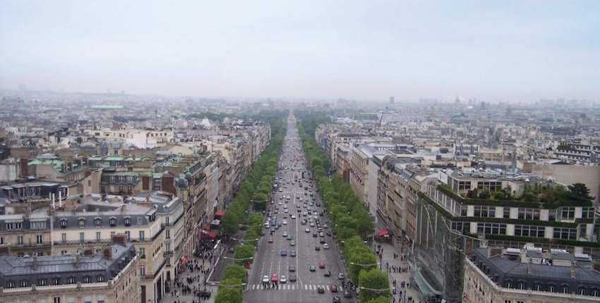 Paris Travel Guide: How To Travel in Paris as a Tourist? 7 Paris travel guide: Shopping in boutiques along Champs-Élysées