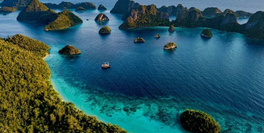 Raja Ampat Travel Guide | Best Diving Snorkeling Underwater 9 Raja Ampat travel itinerary: White sand beaches of Pianemo